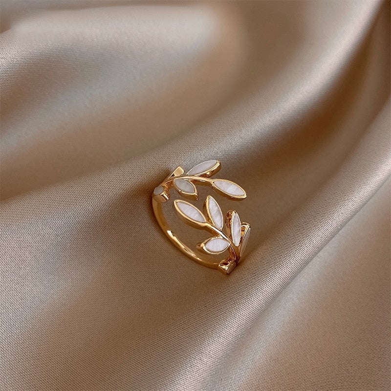 Leaf Band Ring in 18K Gold-Plated Brass