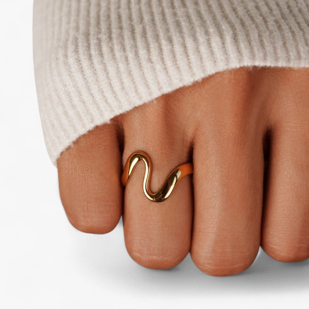 Golvende ring met vergulde afwerking