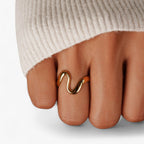 Golvende ring met vergulde afwerking