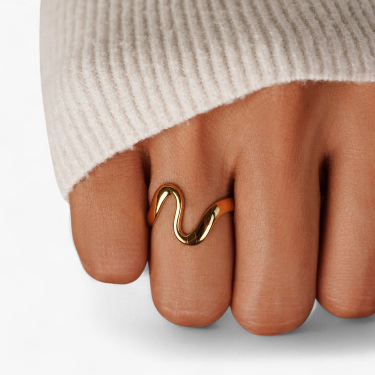 Golvende ring met vergulde afwerking