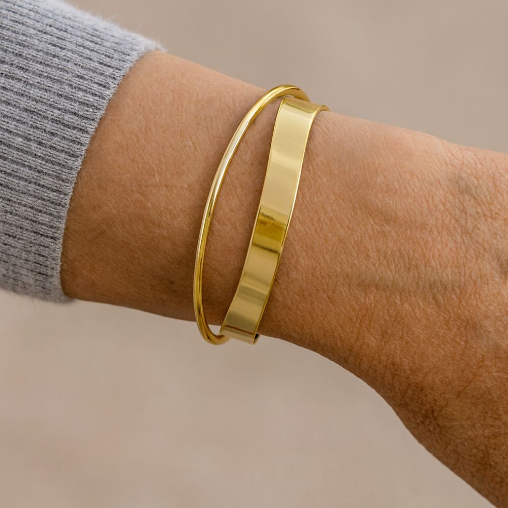 Classic Gold-Tone Bracelet with a Smooth Flowing Shape