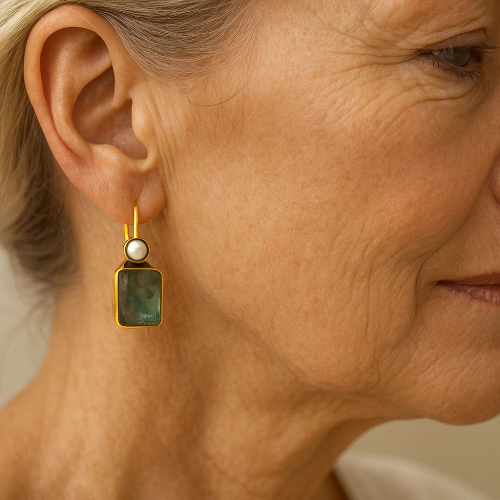 Brincos Retangulares com Pedra Verde e Pérola em Tom Dourado Estilo Vintage