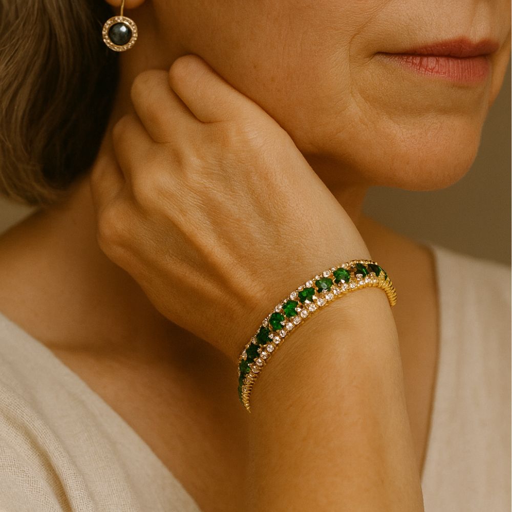 Goudkleurige armband met groene stenen