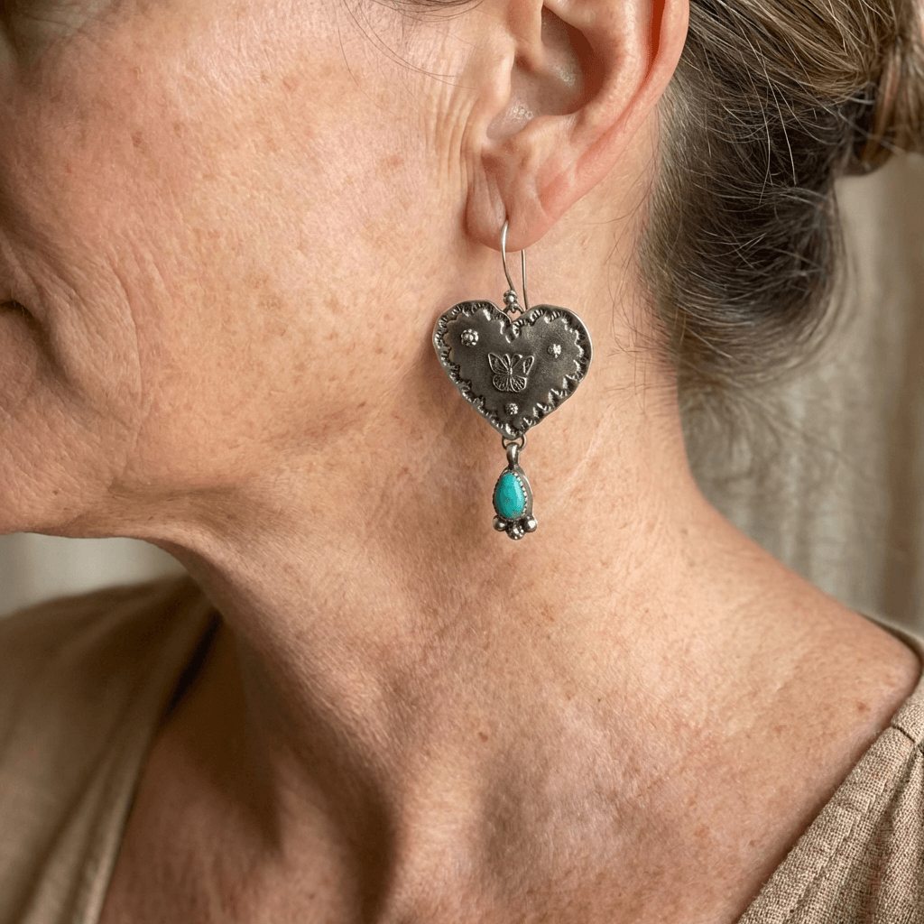 Ambachtelijke boho oorbellen met turquoise hart en vlinder
