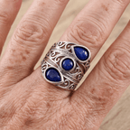 Bred ring i vintagestil med flere lapisblå zirkoniasten