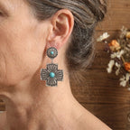 Retro gesneden bloemenoorbellen met turquoise kruis