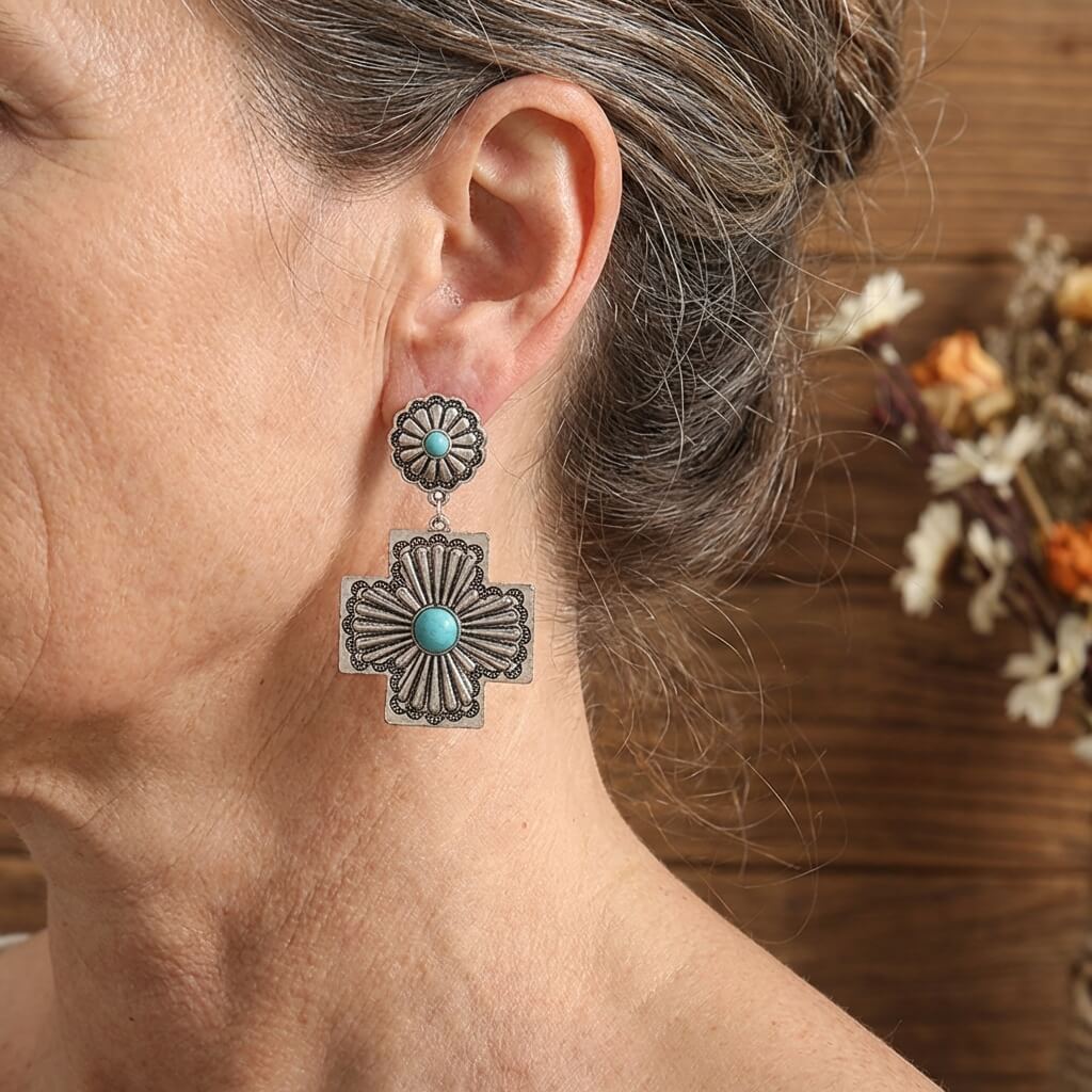 Retro gesneden bloemenoorbellen met turquoise kruis