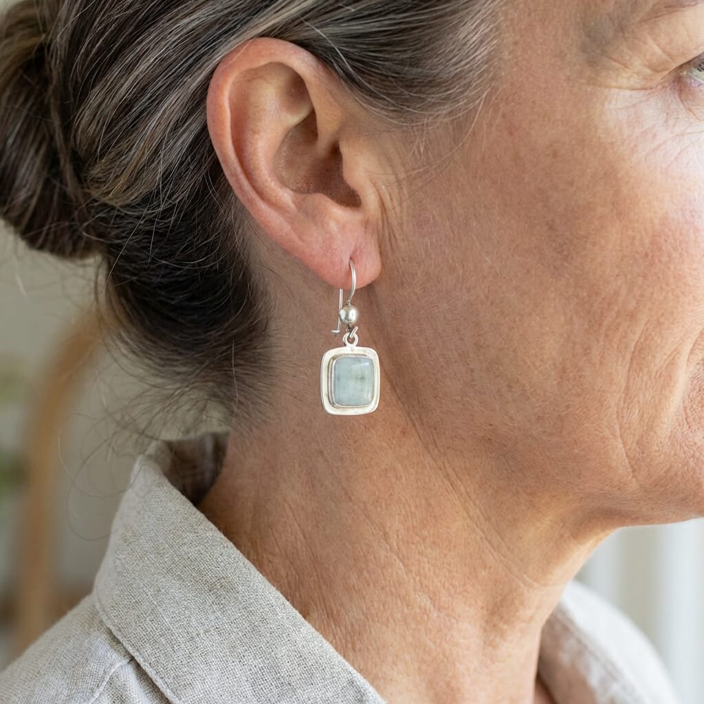 Zilverkleurige oorhangers met omlijste blauwe steen in vintagestijl