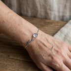 Forsølvet armbånd i vintagestil med blomstergren