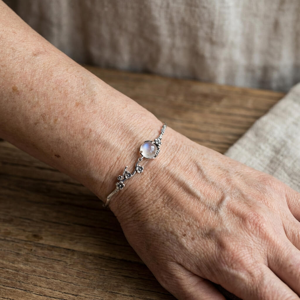 Pulseira Banhada a Prata com Ramo Floral Estilo Vintage