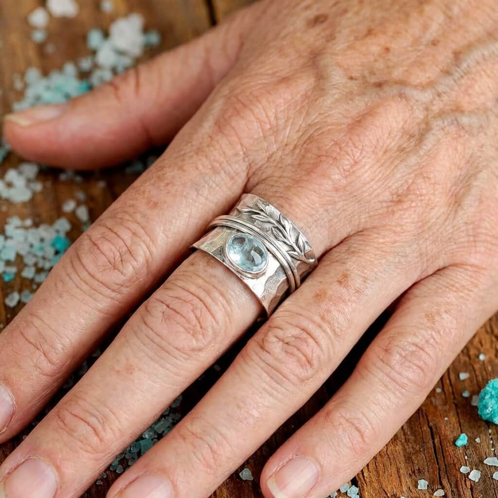 Ambachtelijke zilverkleurige spinnerring met blad in aquamarijnlook