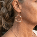 Boho gehamerde oorhangers met dubbele ring in mat goudkleur