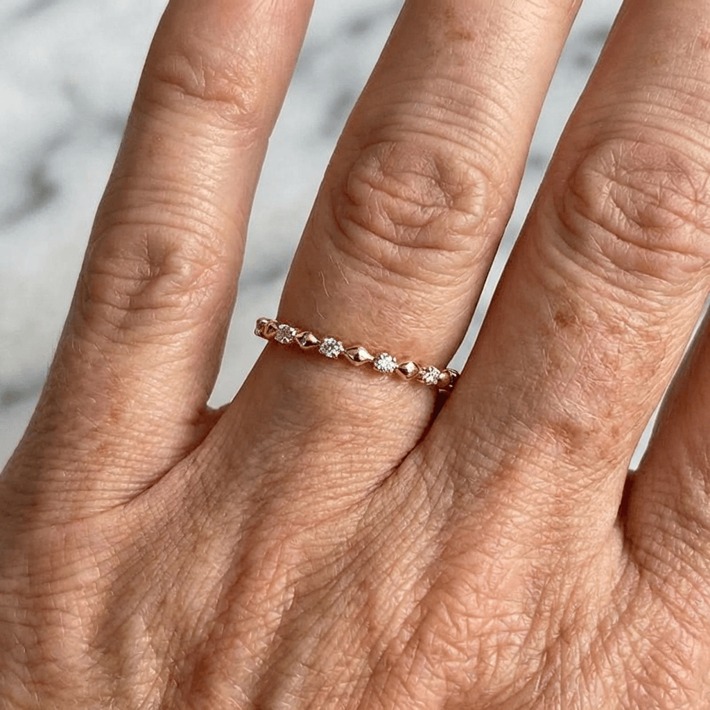 Klassieke vergulde ring met zirkonia-accent in diamantlook