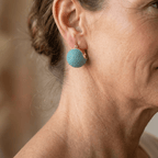 Retro goudkleurige oorringen met turquoise koepel