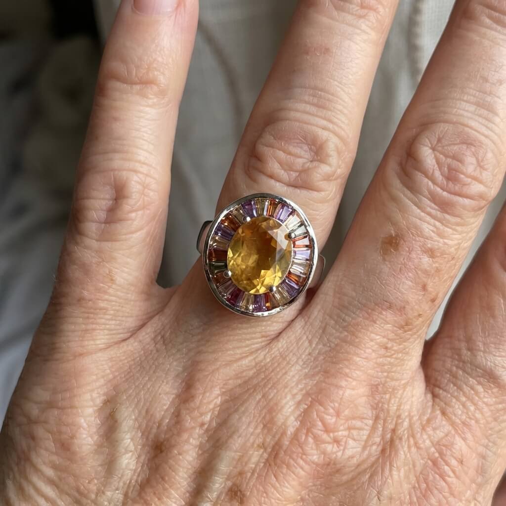 Ovale ring met champagne zirkoon aan smalle band
