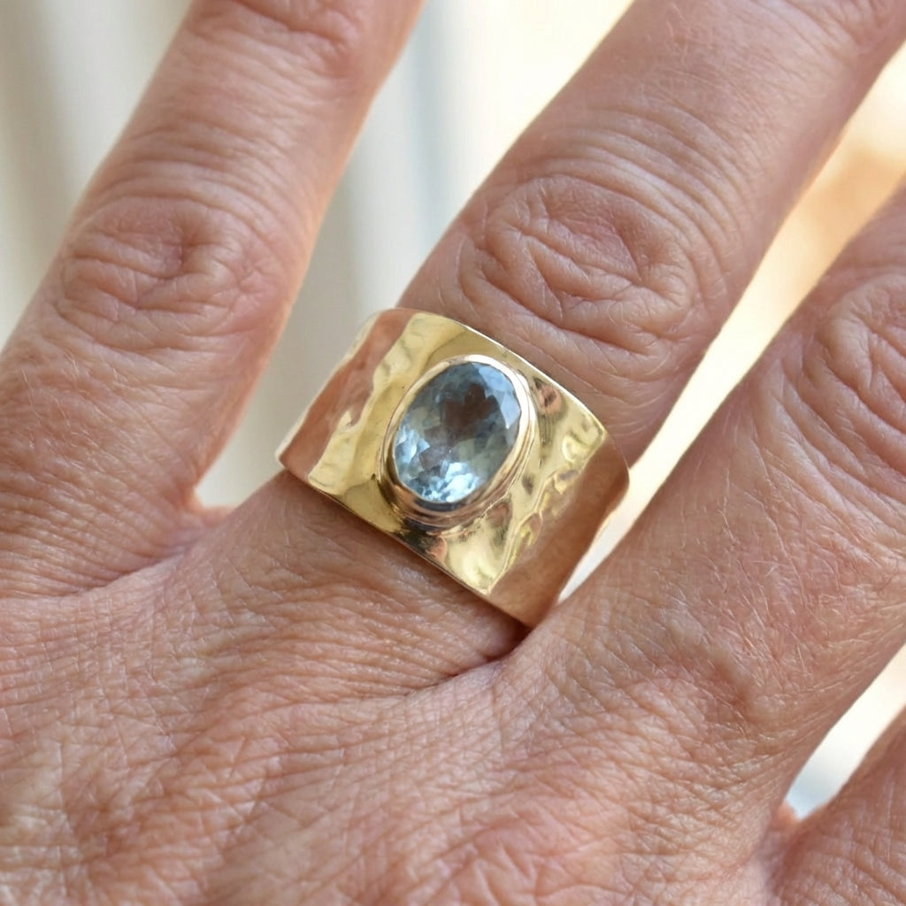 Bohemian vintage gehamerde ring met lichtblauwe zirkoon