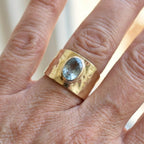 Bohemian vintage gehamerde ring met lichtblauwe zirkoon