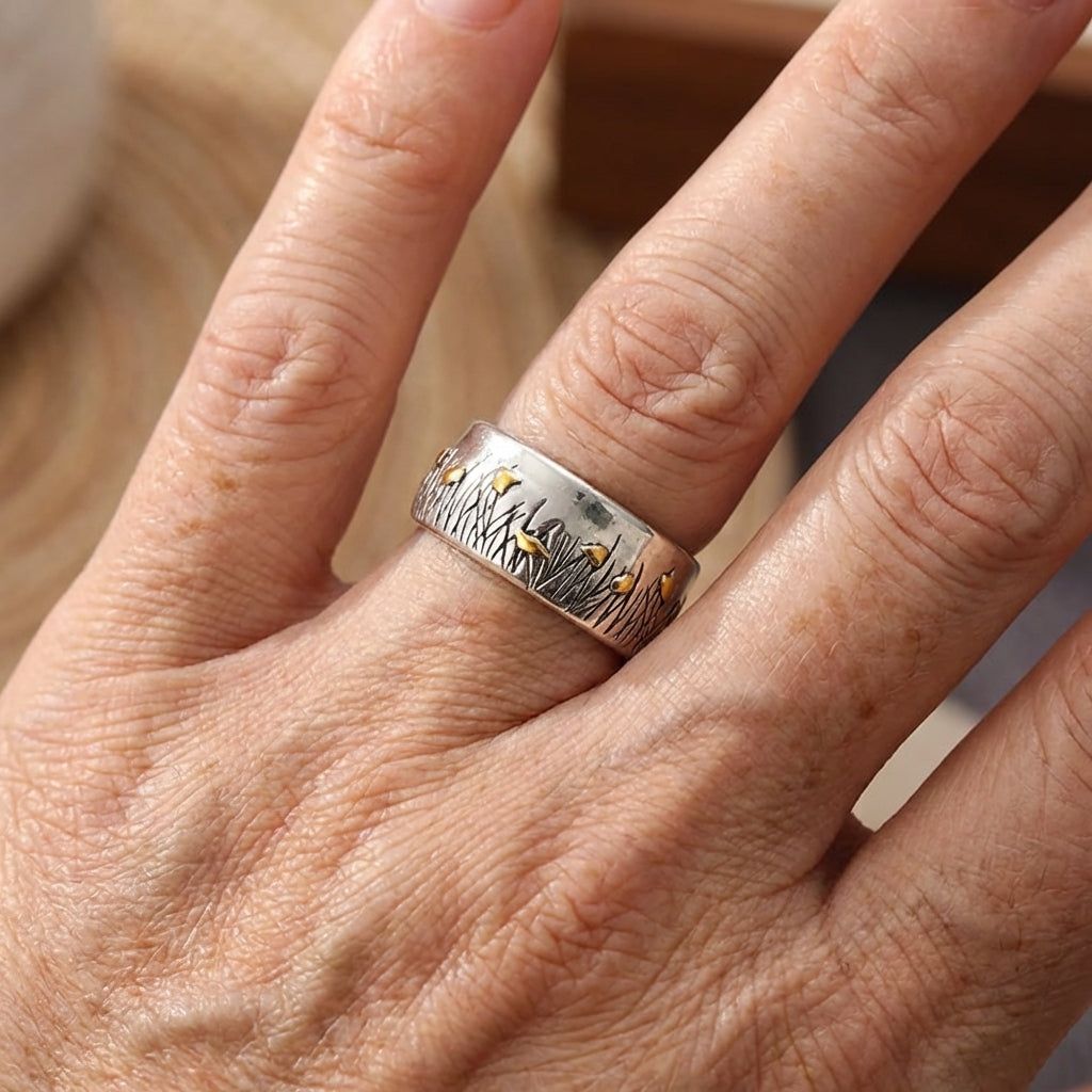 Retro tweekleurige ring in etnische stijl met bloem en gras