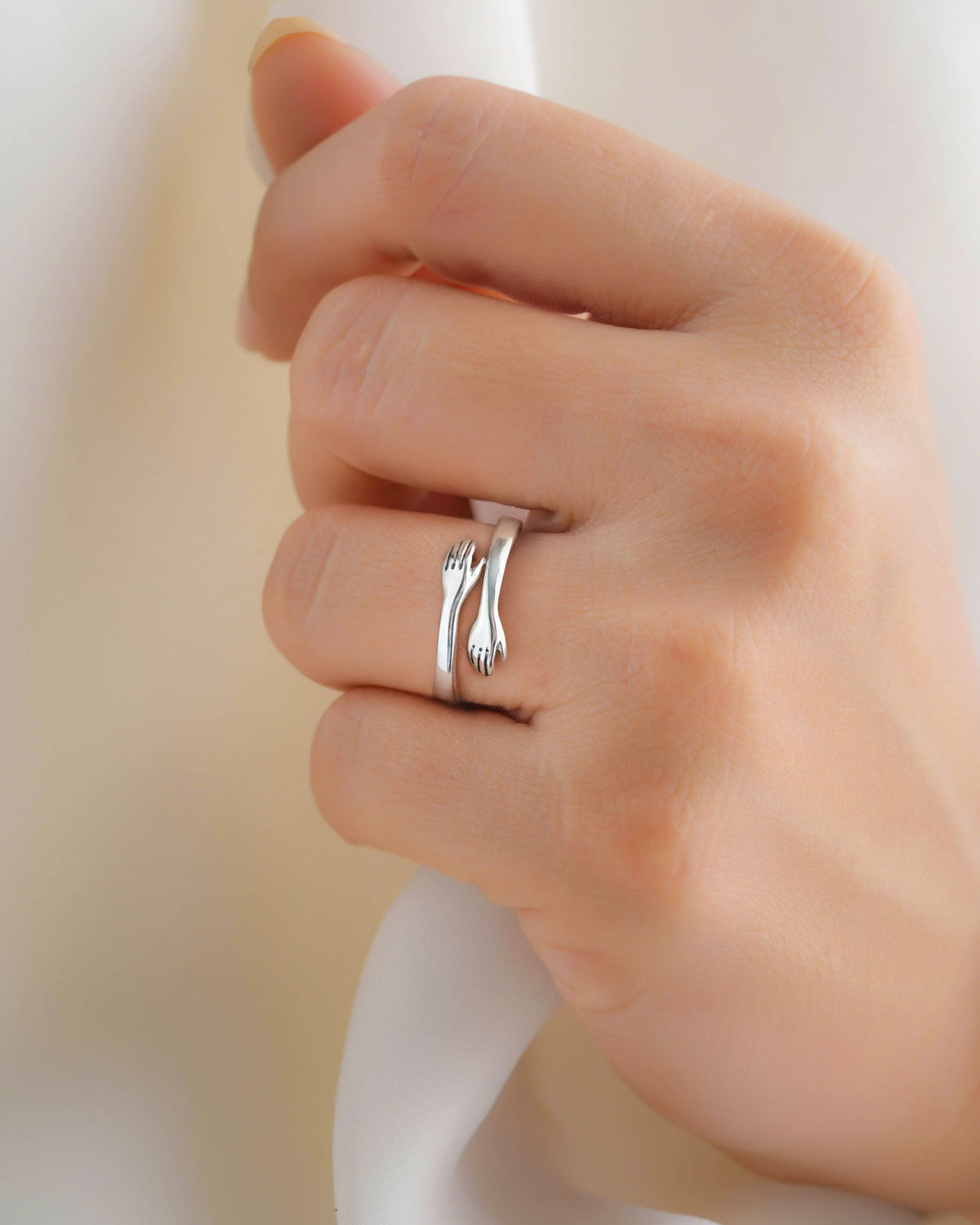 Gewikkelde ring met omarmende curve