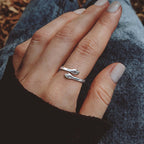 Gewikkelde ring met omarmende curve