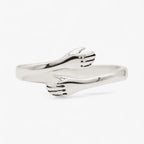 Gewikkelde ring met omarmende curve