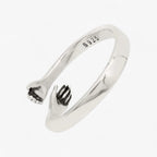 Gewikkelde ring met omarmende curve