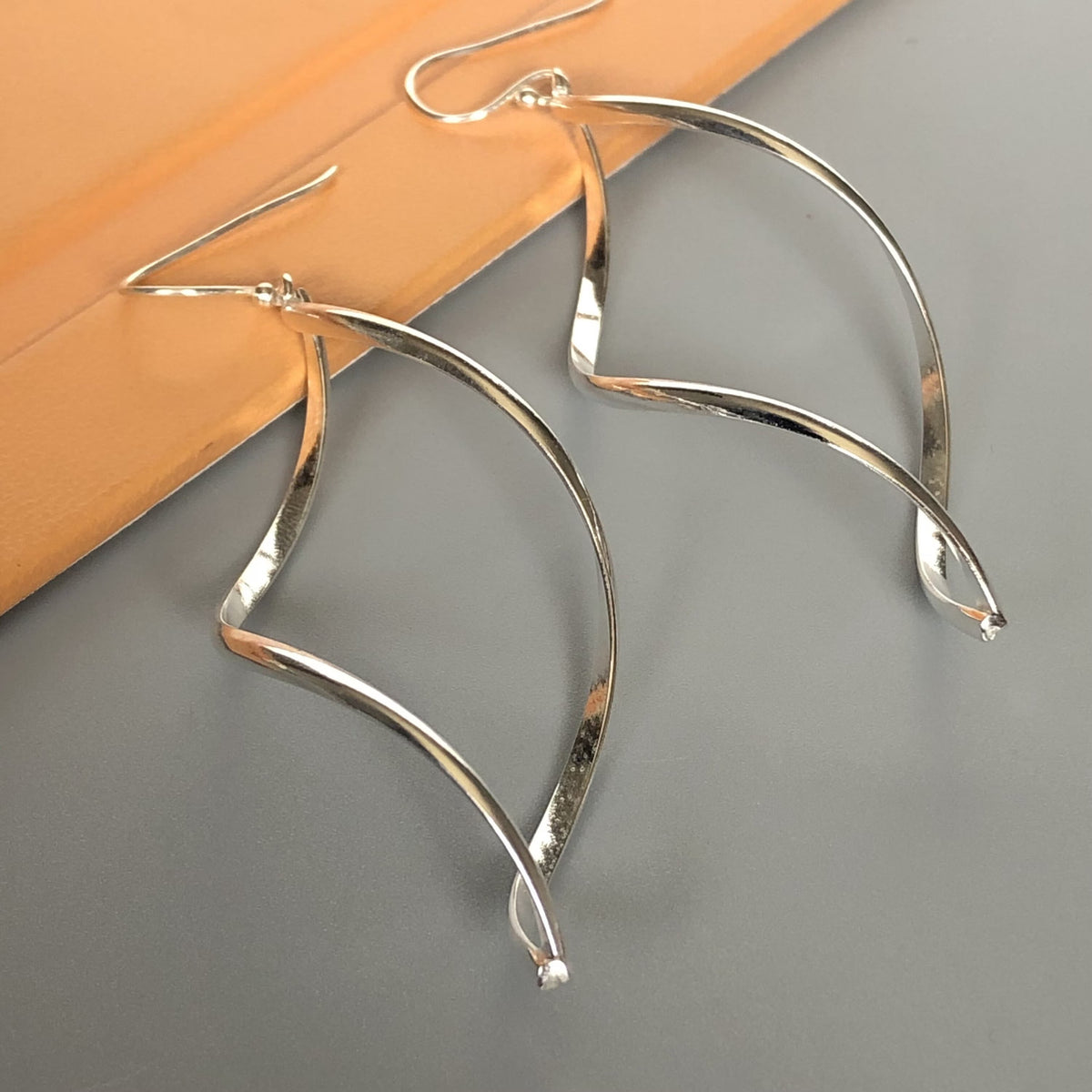 Zilverkleurige oorhangers met gebogen draad in vintagestijl
