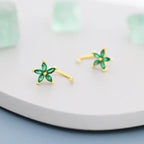 Bloem-huggie-oorringen met groene stenen