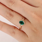 Gedraaide ring met smaragdlook