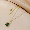 Hanger met smaragdlook aan paperclipketting