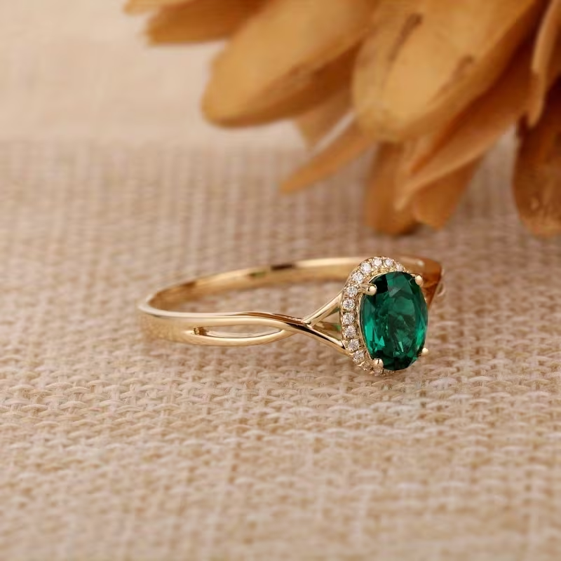 Gedraaide ring met smaragdlook
