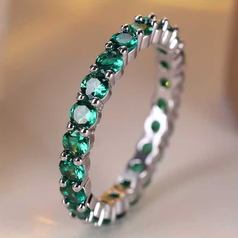 Eternity-bandring met groene kristallen