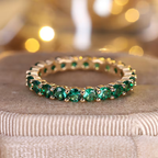 Eternity-bandring met groene kristallen