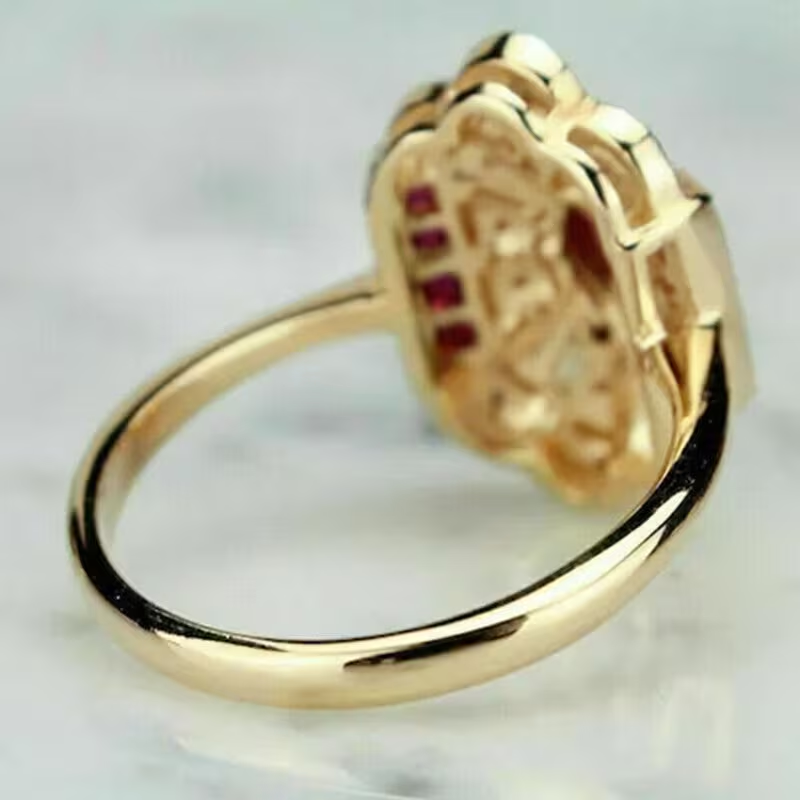 Goudkleurige ring met rode marquise- en baguettestenen in art-decostijl