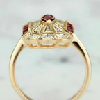 Goudkleurige ring met rode marquise- en baguettestenen in art-decostijl