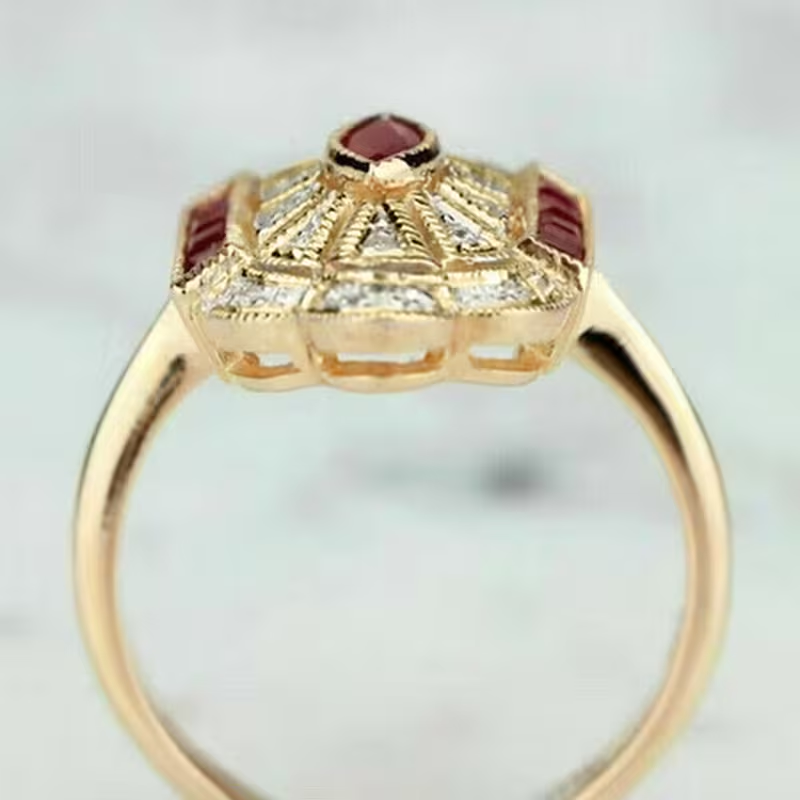 Goudkleurige ring met rode marquise- en baguettestenen in art-decostijl
