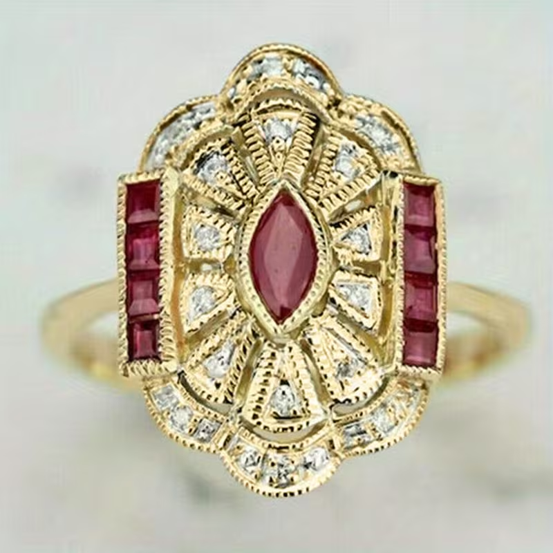 Goudkleurige ring met rode marquise- en baguettestenen in art-decostijl
