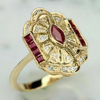 Goudkleurige ring met rode marquise- en baguettestenen in art-decostijl