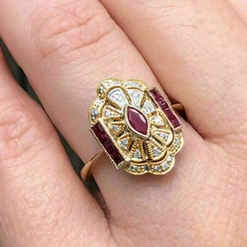 Goudkleurige ring met rode marquise- en baguettestenen in art-decostijl