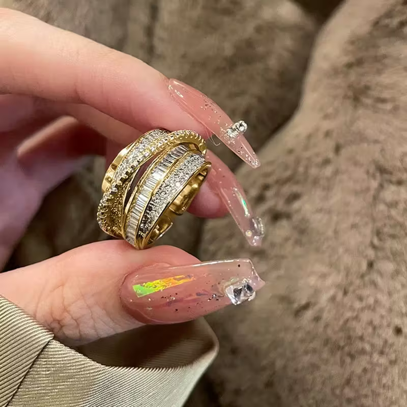 Goudkleurige vloeiende ring