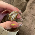 Goudkleurige vloeiende ring