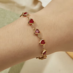 Pulseira de Corrente Dourada com Pedras Vermelhas em Coração