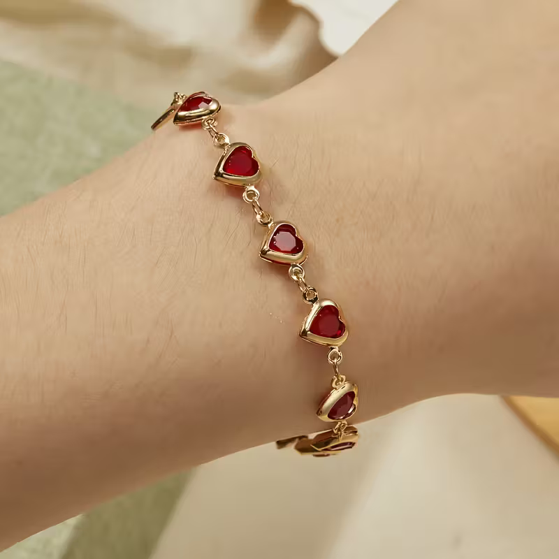 Pulseira de Corrente Dourada com Pedras Vermelhas em Coração