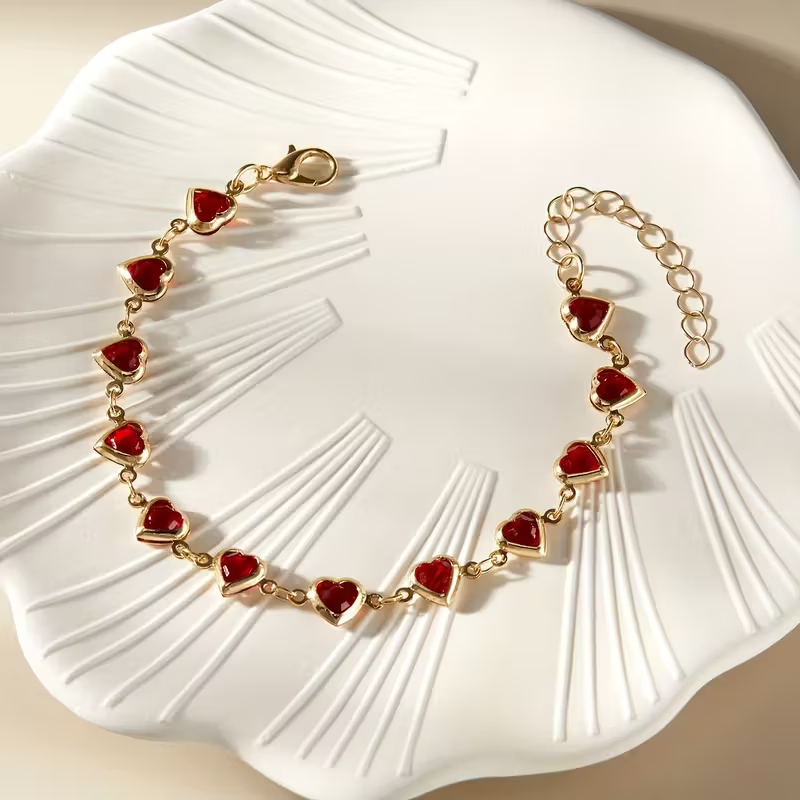 Pulseira de Corrente Dourada com Pedras Vermelhas em Coração