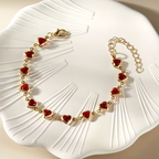 Pulseira de Corrente Dourada com Pedras Vermelhas em Coração