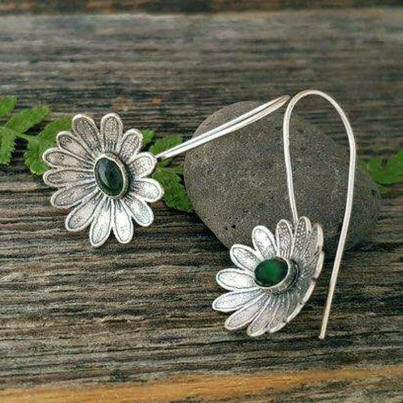 Zilverkleurige madeliefjesoorbellen met groene steen in vintagestijl