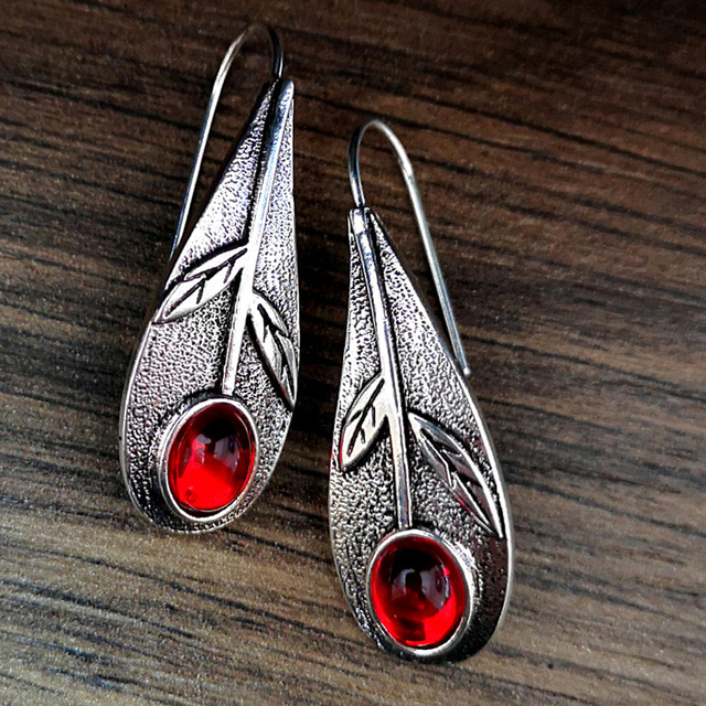 Vintage oorbellen met rood kristal in zilverkleur