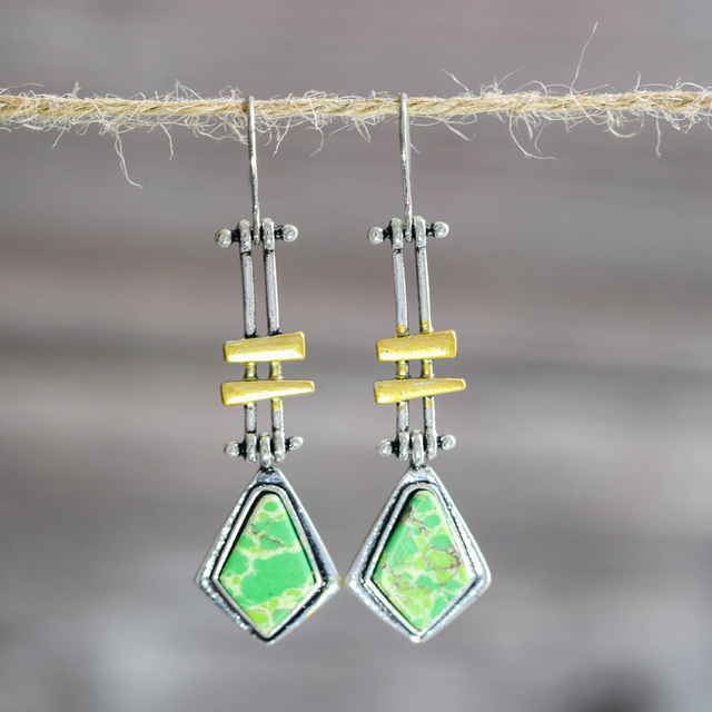 Vintage oorbellen met groene steen in zilverkleur