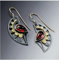 Boogoorbellen met rood kristal in vintagestijl