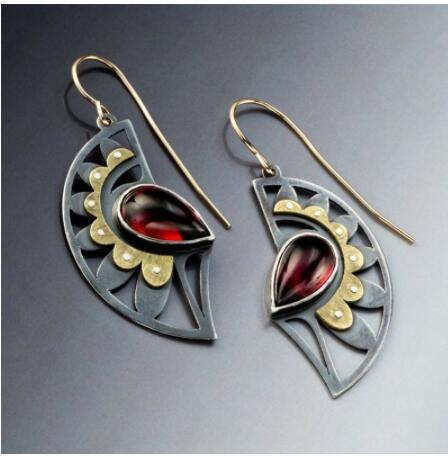 Boogoorbellen met rood kristal in vintagestijl